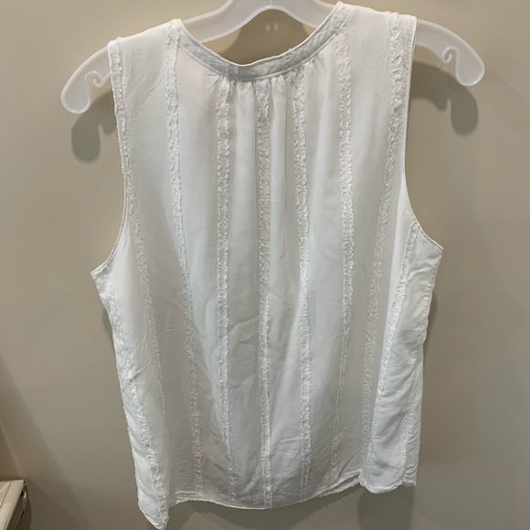 Sleeveless Lightweight Top - Picture 3 of 5